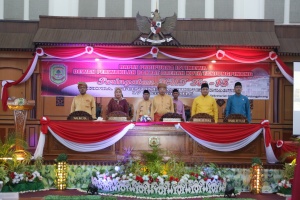 Walikota, DPRD Kota Tanjungpinang dan para tamu undangan menyanyikan lagu Indonesia Raya