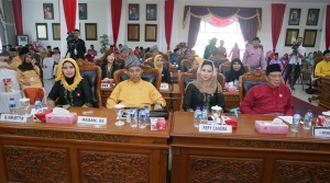 Anggota DPRD Kota Tanjungpinang sedang mendengarkan pidato Walikota Tanjungpinang, H. Lis Darmansyah
