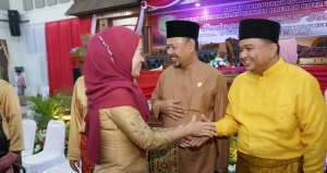Wakil Ketua DPRD Kota Tanjungpinang menyambut hangata Mantan Walikota Tanjungpinang Hj. Suryatati A. Manan