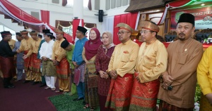 Dari sisi kanan, Ketua DPRD Kota Tanjungpinang Suparno, Walikota Tanjungpinang H. Lis Darmansyah, Asisten I Reni Yusneli dan mantan Walikota Tanjungpinang Hj Suryatati A. Manan