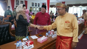 Walikota Tanjungpinang menyalami seluruh Anggota Legislatif Kota Tanjungpinang yang hadir dirapat Paripurna Hut Otonom Kota Tanjungpinang