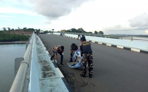 Anggota FKPPI PC 3102 sedang malaksanakan Bhakti sosial GORO di Jembatan dua (2) Dompak