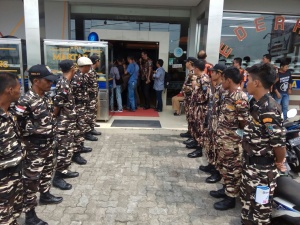 Begitu mendapat ancaman, GM FKPPI PC 3102 dan PP langsung mengawal Kepala Dinas Pendidikan Provinsi Kepri Arifin Nasir di Rumah Makan Sederhana Tepi Laut Kota Tanjungpinang.