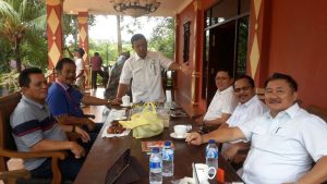 Sambil berdiskusi, Ansar dan Soerya menyempatkan foto bersama