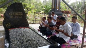 Ansar Ahmad dan beberapa tamu lainnya jiarah kemakam Almarhumah Hj Rekaveny