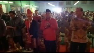Dari sisi kanan, Gubernur Provinsi Kepri Nurdin Basirun, Ketua RBB terpilih Sanggam Simamora, Walikota Tanjungpinang H Lis Darmansyah dan Kepala Disnakertrans Provinsi Kepri Tagor Napitupulu sedang berdendang ria sambil bertepuk tangan dengan riang