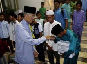 Gubernur Berikan Bingkisan Kepada Anak Yatim