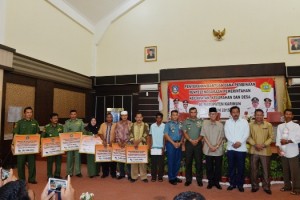 Gubernur Berikan Bantuan Pembinaaan