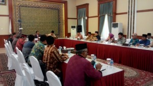PJ. GUBERNUR RAPAT TERTUTUP DENGAN DPRD