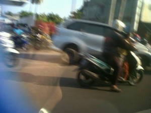 Mobil Avanza Putih Terbang Masuk Parit