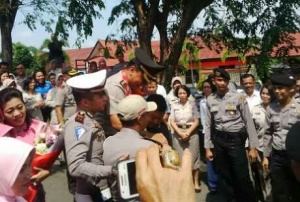 Pelepasan Kapolres Lama Tanjungpinang diiring Tangis dan Tabur Bunga