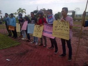 Gravis Tuding “Kejati Kepri Kondom Pejabat Kepri”