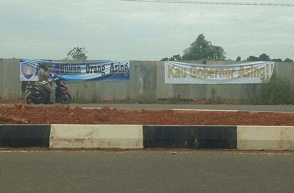 Spanduk “Kau Gobernor Asing” sudah tersebar hampir diseluruh Kepri!