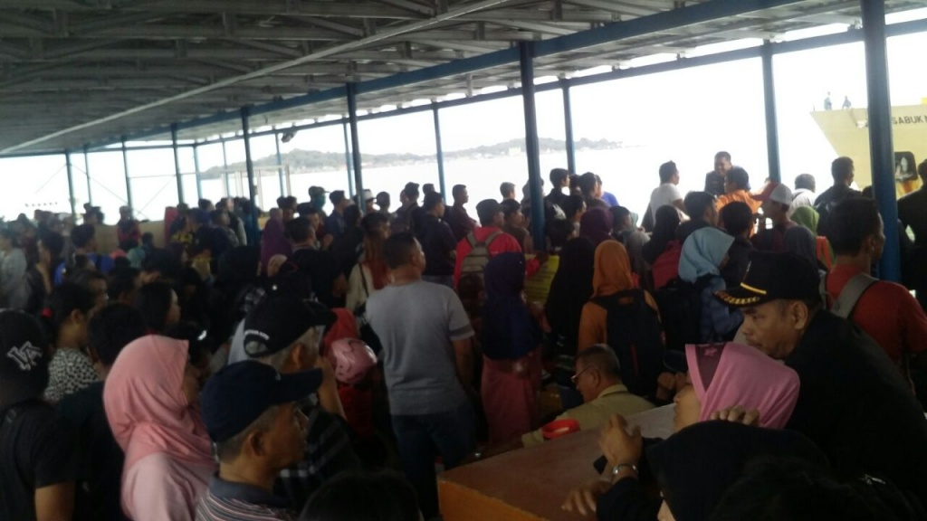Ratusan penumpang KM. Sabuk Nusantara terbengkalai di Pelabuhan SBP, Ini alasannya..