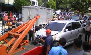 Astaga.. Usai hantam Pengendara, Avanza seruduk Ruko “Sabar”