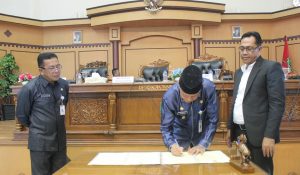 Penandatanganan Wakil Walikota Tanjungpinang H. Syahrul yang disaksikan langsung oleh Yussuwadinata dan Wakil Ketua DPRD Tanjungpinang Ahmad Dhani Pasaribu