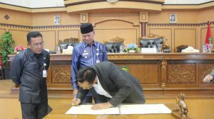 Wakil Ketua DPRD Kota Tanjungpinang Ahmad Dhani Pasaribu menandatangani kesepakatan dihadapan Wakil Walikota Tanjungpinang H. Syahrul dan Kabag Adm Kesekretariatan Setwan Yussuwadinata