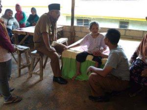 Wako dan Ketua PKK Tanjungpinang berikan bantuan kepada warga Sebauk