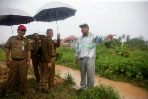 Dibawah Guyuran Hujan, Lis Susuri Titik Banjir