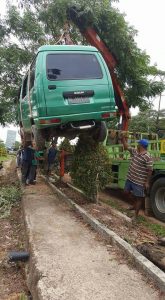 Akibat Sopir ngantuk, mobil masuk parit