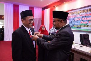 Lis sematkan Satyalancana kepada 708 ASN