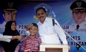 Gubernur serahkan bantuan perlengkapan Sekolah di Bintan