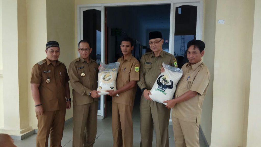 Bupati, Wabup dan Sekda Lingga terima panen perdana Beras Bukit Langkap