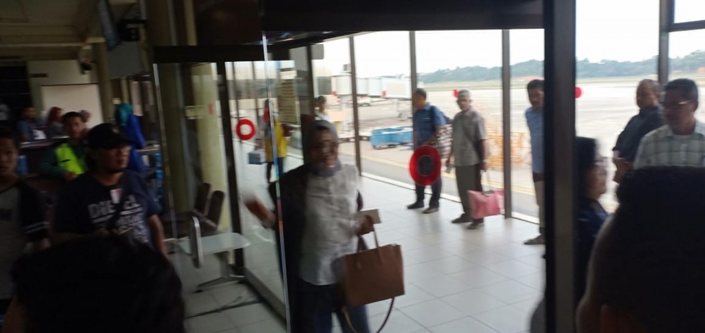 Ditolak masuk Batam, Ratna Sarumpaet diterbangkan kembali