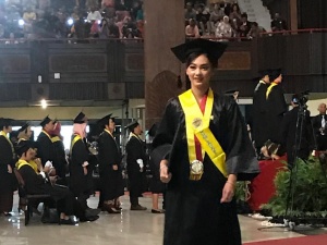 Selamat.. Putri bungsu Romo raih Cumlaude di UGM