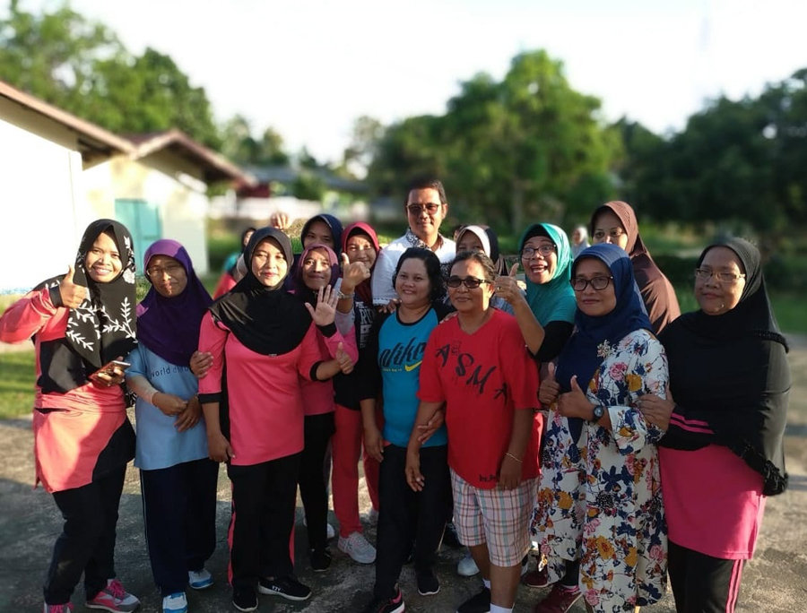 Bupati Bintan H Apri Sujadi, S.Sos Foto bersama warga Kampung Gunung Lengkuas, Kec Bintan Timur, Rabu (24/10)