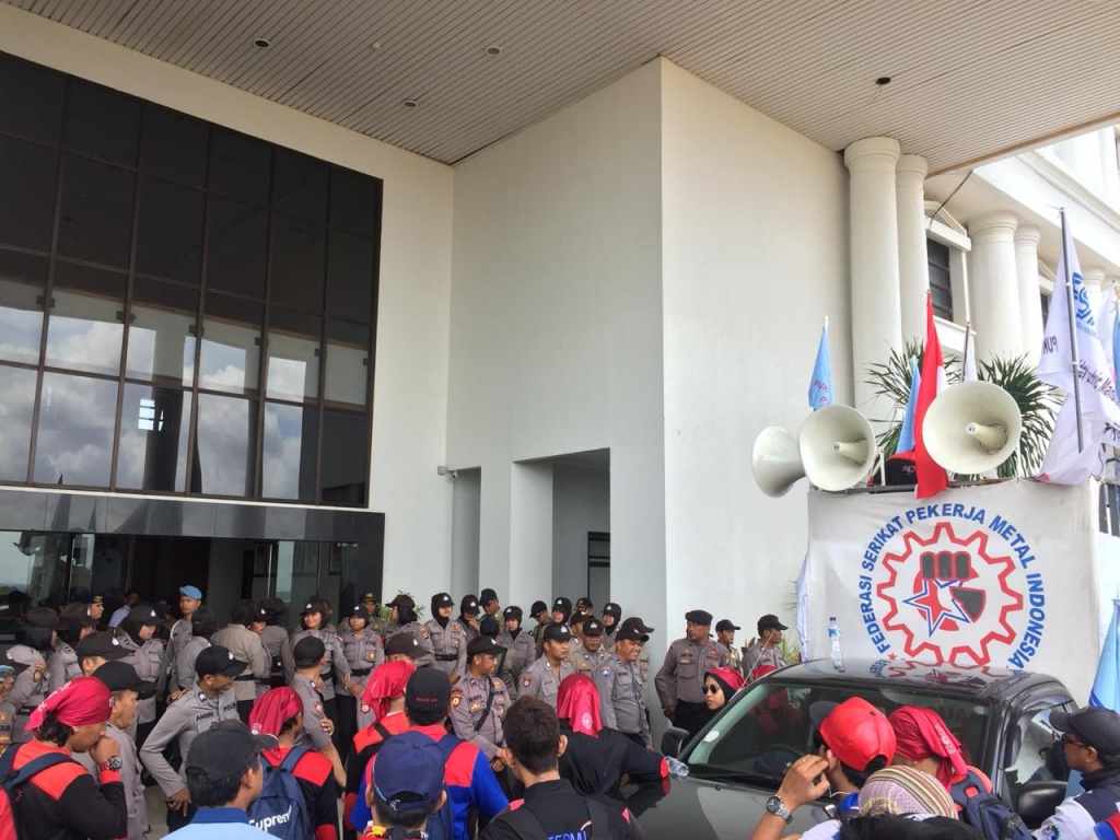Puluhan Buruh Tuntut Gubernur Kepri Tandatangani SK UMS
