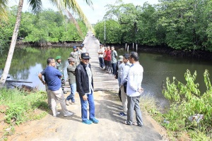 Tanggap Laporan Masyarakat, Bupati Natuna Tinjau Jembatan Penghubung antar Desa