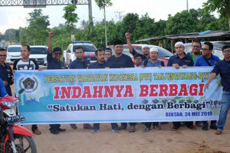PWI Tanjungpinang-Bintan Bagi-bagi Takjil di Perbatasan