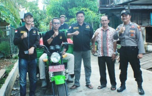 Himpunan Melayu Raya Lingga Bagikan 300 Paket Takjil Kepada Warga Rejai