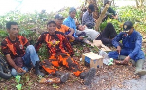 Srikandi dan PAC Pemuda Pancasila Singkep Selatan Goro Bersama di Desa Resang