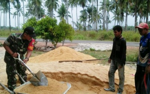 Warga Desa Pengudang Apresiasi Karya Bakti Serda Abdi Supriyadi