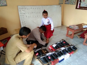 Lewat Program PUSPA, Siswa SD Ini Dapat Bantuan Sepatu