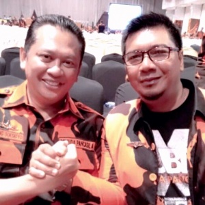 Ketua MPC Pemuda Pancasila Kabupaten Lingga (kanan) saat foto bersama Ketua MPR RI Bambang Soesatyo di Jakarta(Bamsoet)