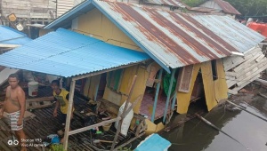 Polres Anambas Bantu Rumah Warga Yang Roboh