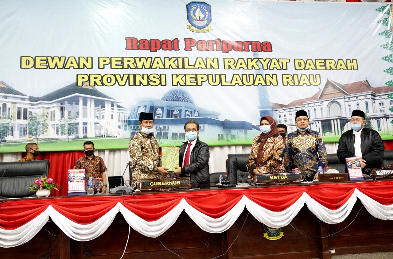 Plt Gubernur Kepri H Isdianto menyerahkan berkas secara simbolis usai menyampaikan jawaban Pemerintah LKPJ Pemprov Kepri HL