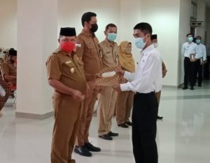 Wabup Anambas Serahkan 137 SK CPNS Tahun 2019