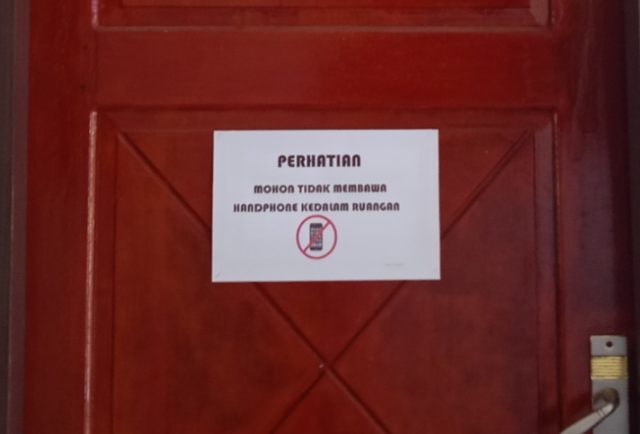 Tinta Hitam di Pintu Masuk Ruang Kerja Wabup Lingga