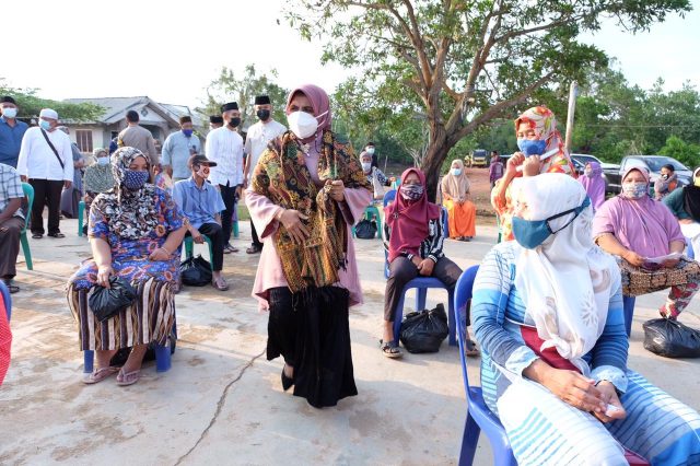 Melalui Zakat Pegawai Pemko, Rahma Serahkan Bantuan Nelayan dan Usaha Kecil
