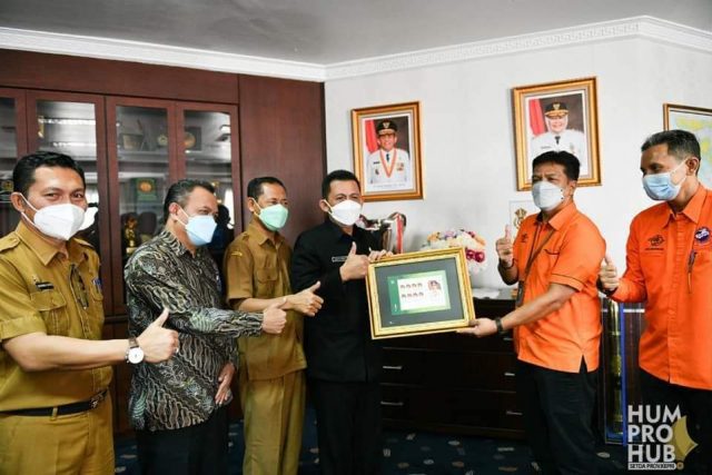PT Pos Cetak Prangko Bergambar Gubernur Ansar Ahmad dan Wagub Marlin Agustina