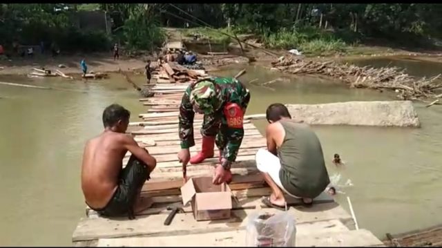 Babinsa Koramil Batu Benawa Bangun Jembatan Darurat Bersama Warga