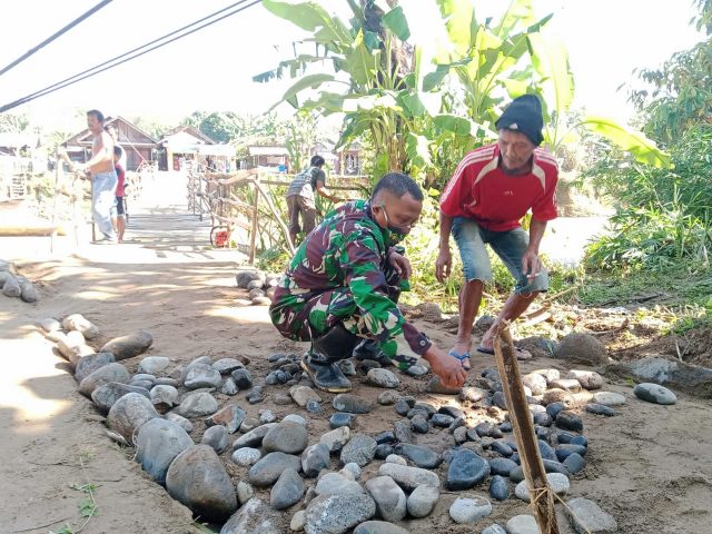 Babinsa Koramil 07/Batu Benawa Gotong Royong Bangun Jalan Desa Bersama Warga