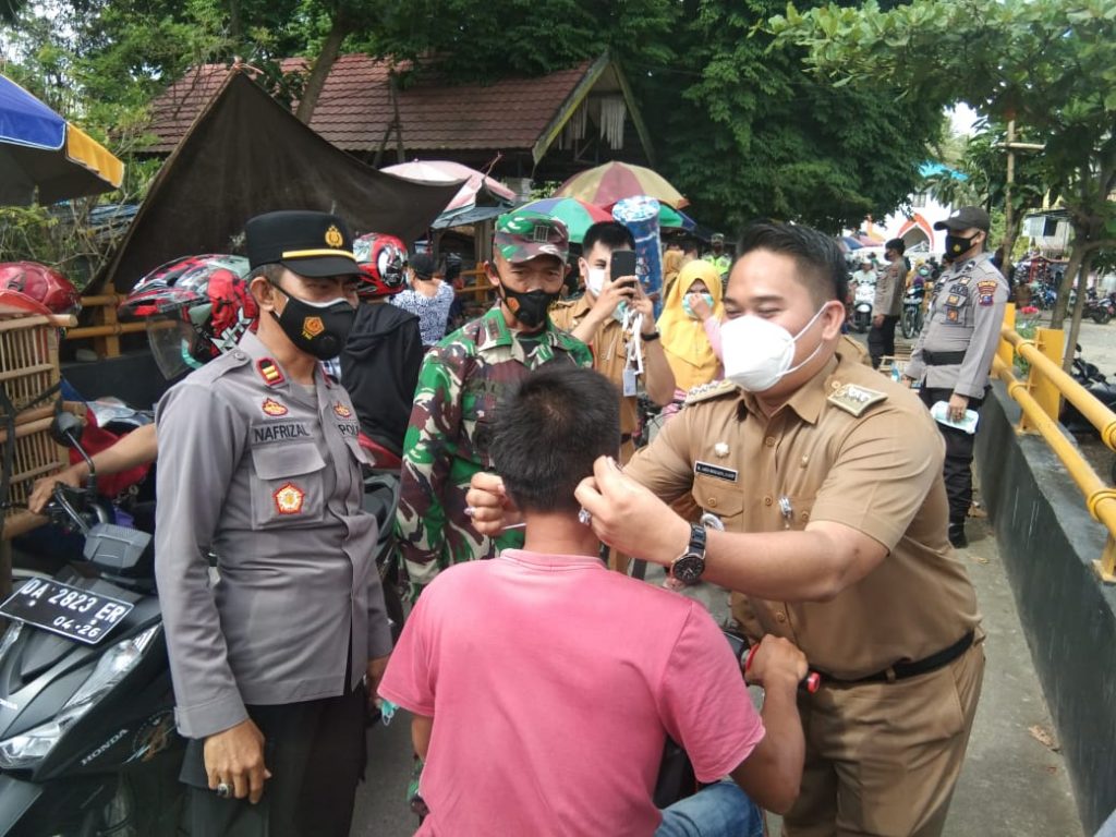 Sinergi Pilar LAS Lakukan Operasi Yustisi di Pasar Pantai Hambawang
