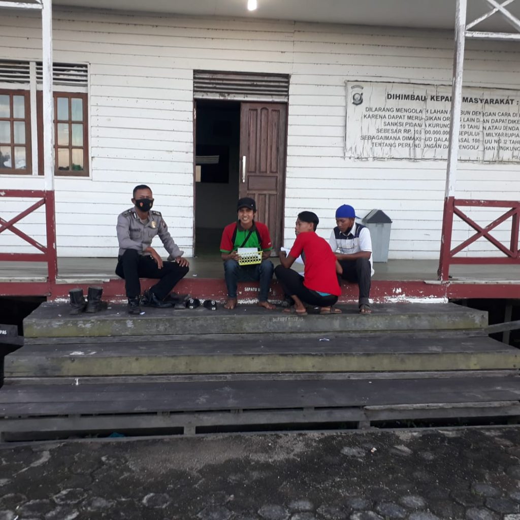 Polisi Sambangi Warganya Yang Sedang Duduk