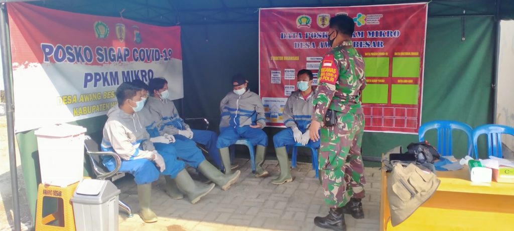 Babinsa Barabai Lakukan Penyemprotan Disinfektan Di Desa Binaan