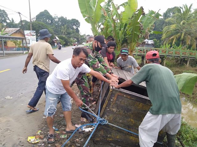 Serma Sanderiansyah Bersih-Bersih Sampah Bersama Warga Binaan